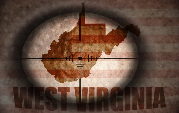 Alcance de francotirador dirigido a la bandera americana vintage y mapa del estado de Virginia Occidental —  Fotos de Stock