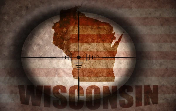 Sniper scope aimed at the vintage american flag and wisconsin state map — Stock Photo, Image