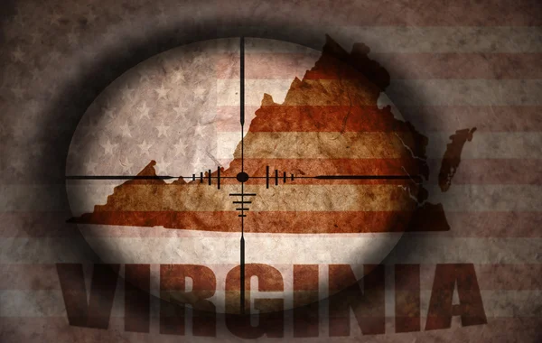 Sniper omfattning syftar vintage amerikanska flaggan och virginia state karta — Stockfoto