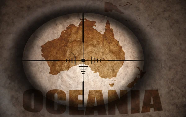 Zielfernrohr für Scharfschützen auf der alten Ozeanienkarte — Stockfoto