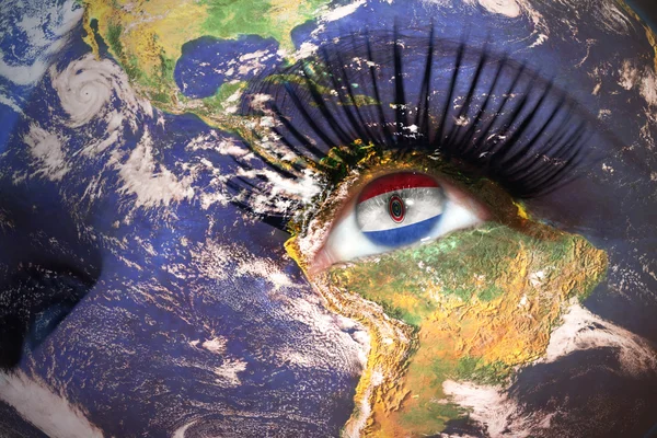 Cara de mujer con la textura del planeta Tierra y bandera paraguaya dentro del ojo . — Foto de Stock