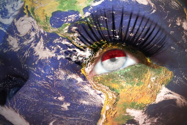 Womans twarz z planety Ziemia tekstury i flaga indonezyjska wewnątrz oka — Zdjęcie stockowe