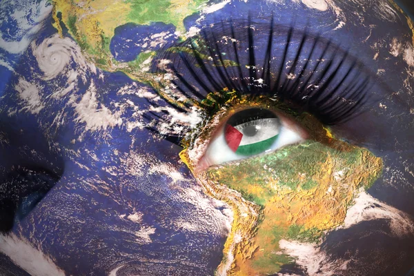 Mujeres se enfrentan con la textura del planeta Tierra y la bandera palestina dentro del ojo — Foto de Stock