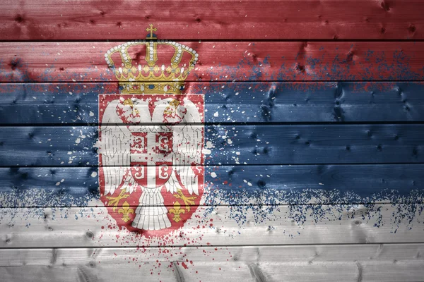Раскрашенный сербский флаг на деревянной текстуре — стоковое фото