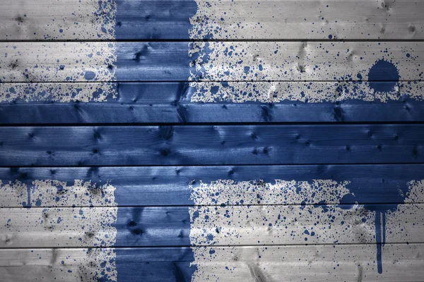 Bandera finlandesa pintada sobre una textura de madera — Foto de Stock