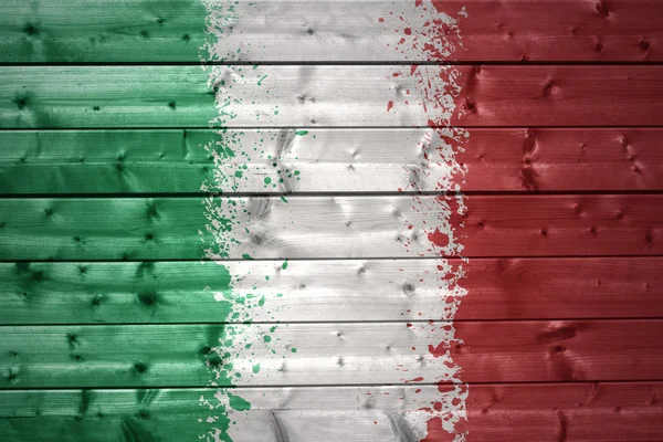 Bandiera italiana dipinta su una texture in legno — Foto Stock