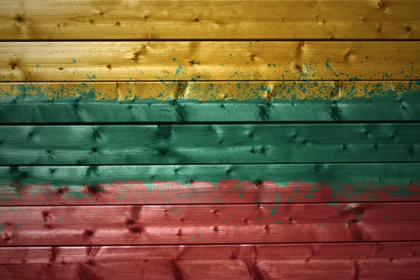 Раскрашенный литовский флаг на деревянной текстуре — стоковое фото