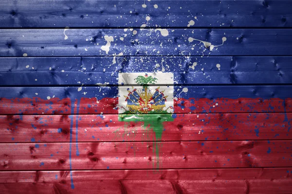 Bemalte haitische Flagge auf einer Holzstruktur — Stockfoto