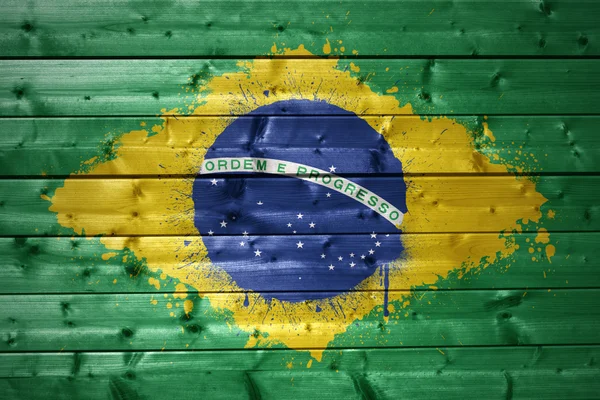 Bemalte brasilianische Flagge auf einer Holzstruktur — Stockfoto