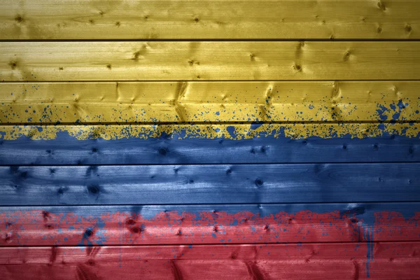 Bandera colombiana pintada sobre una textura de madera — Foto de Stock