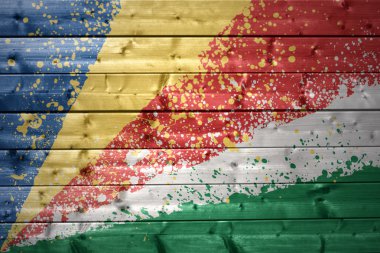 ahşap doku boyalı Seyşel Adaları bayrağı