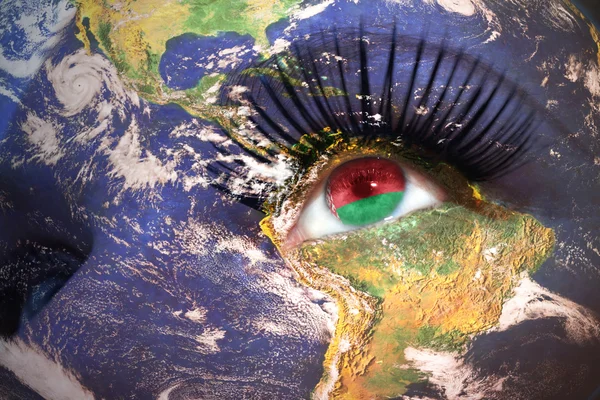 La cara de la mujer con la textura del planeta Tierra y la bandera del belarus dentro del ojo . —  Fotos de Stock
