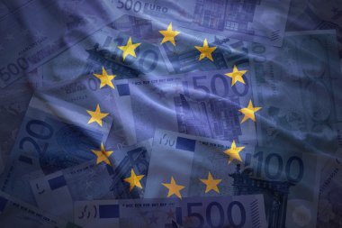 Avrupa Birliği bayrağı sallayarak bir euro para arka plan üzerinde renkli