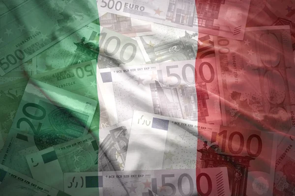 Colorido acenando bandeira italiana em um fundo de dinheiro do euro — Fotografia de Stock