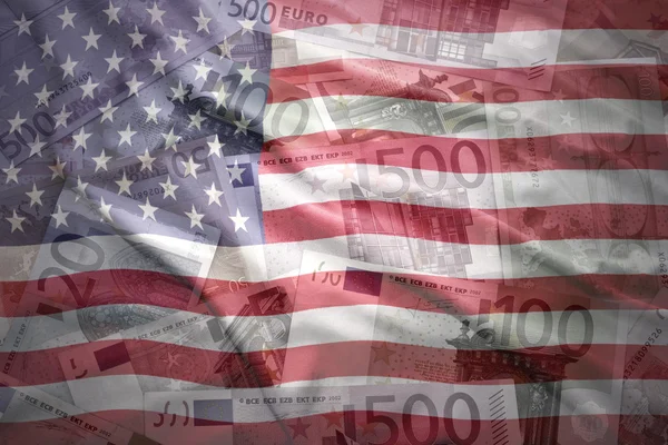 Colorido acenando estados unidos da bandeira da América em um fundo de dinheiro do euro — Fotografia de Stock