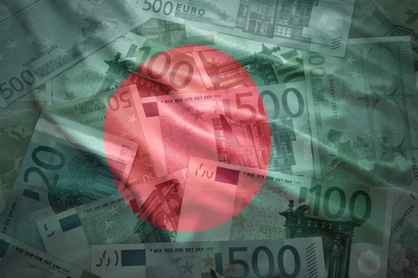 Bandera de bangladesh ondeando colorido sobre un fondo de dinero en euros — Foto de Stock