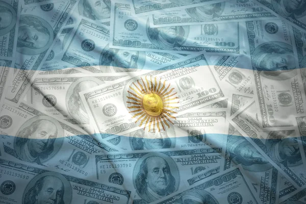 Colorido acenando bandeira argentina em um fundo de dinheiro dólar americano — Fotografia de Stock