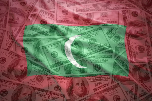 Drapeau maldives agitant coloré sur un fond d'argent dollar américain — Photo
