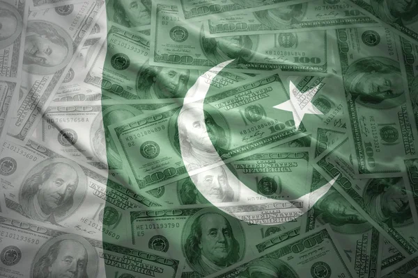 Bandera pakistaní ondeando colorido en un fondo de dinero dólar americano —  Fotos de Stock