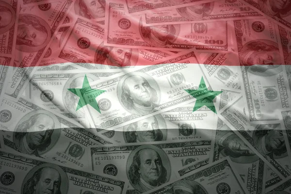 Coloré agitant drapeau syrien sur un fond d'argent dollar américain — Photo