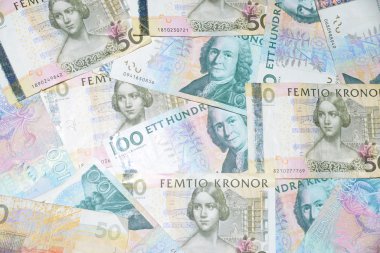 Beyaz arka plan üzerinde renkli İsveç para