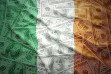 Bir Amerikan Doları para İrlanda bayrağı sallayarak renkli