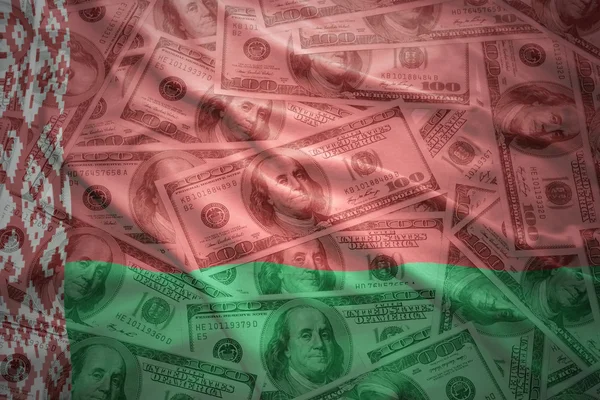 Beyaz Rusya bayrağı sallayarak bir Amerikan Doları para renkli — Stok fotoğraf