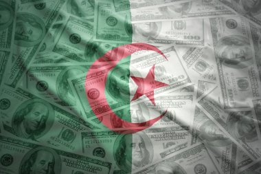 Cezayir bayrağı sallayarak bir Amerikan Doları para arka plan üzerinde renkli