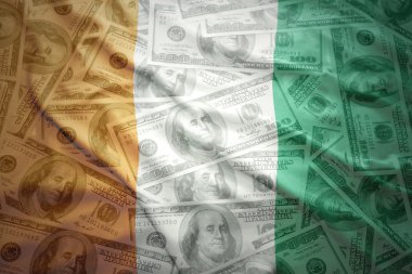 Fildişi Sahili bayrağı sallayarak bir Amerikan Doları para arka plan üzerinde renkli