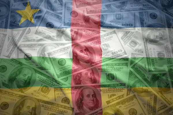 Coloré agitant drapeau de la République centrafricaine sur un fond d'argent dollar américain — Photo