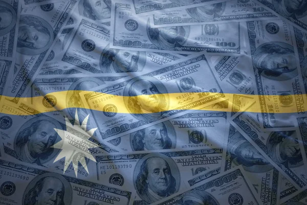 Coloré agitant drapeau nauru sur un fond d'argent dollar américain — Photo