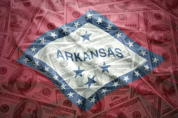Colorido ondeando la bandera del estado de Arkansas en un fondo de dinero del dólar americano — Foto de Stock