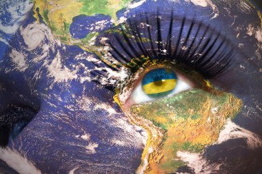 planet Earth doku ve göz içine Ruanda bayrağı ile kadının yüz.