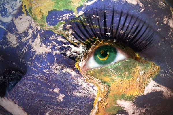 Womans twarz z planety Ziemia tekstury i flaga Mauretanii w oku. — Zdjęcie stockowe