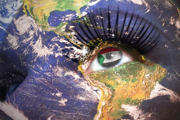Las mujeres se enfrentan con la textura del planeta Tierra y la bandera sudanesa dentro del ojo . — Foto de Stock