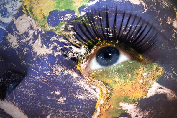 Женщины сталкиваются с планетой Земля текстурой и флагом штата Аляска внутри глаза . — стоковое фото