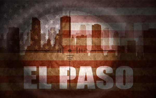 Снайперский прицел нацелен на абстрактный силуэт города с текстом Эль-Пасо под винтажным американским флагом — стоковое фото