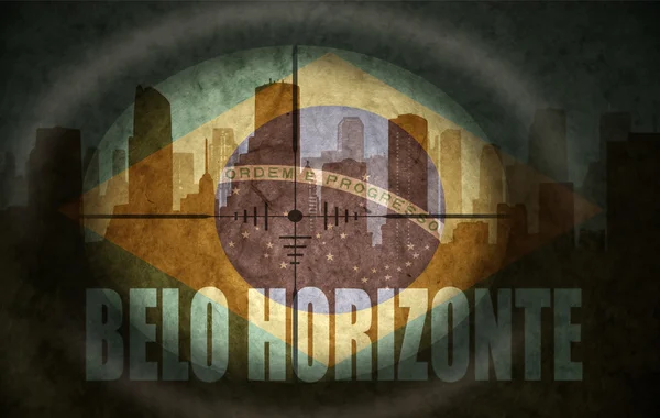 Sniper scope aimed at the abstract silhouette of the city with text Belo Horizonte at the vintage brazilian flag — 图库照片