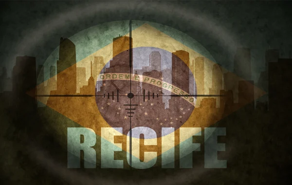 Zielfernrohr für Scharfschützen, das auf die abstrakte Silhouette der Stadt abzielt, mit Textrezife auf die brasilianische Flagge — Stockfoto