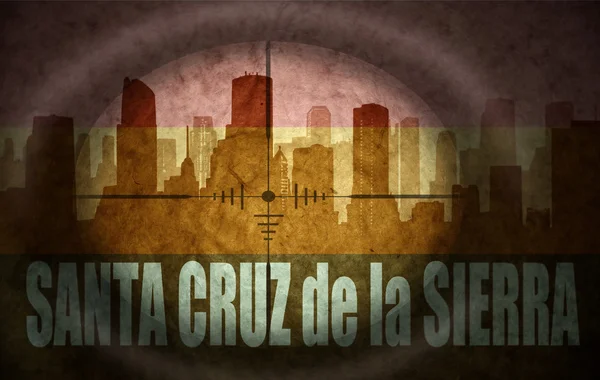 Zakres nochkin skierowany streszczenie sylwetka miasta z tekstem Santa Cruz de la Sierra w vintage flaga Boliwii. koncepcja — Zdjęcie stockowe