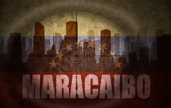 Alcance francotirador dirigido a la silueta abstracta de la ciudad con texto Maracaibo en la bandera vendimia venezolana. concepto — Foto de Stock