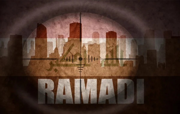 Escopo sniper destinado à silhueta abstrata da cidade com texto Ramadi na bandeira iraqi vintage. conceito — Fotografia de Stock