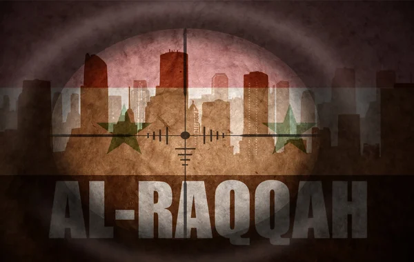 Escopo sniper destinado à silhueta abstrata da cidade com texto Al-Raqqah na bandeira síria vintage. conceito — Fotografia de Stock