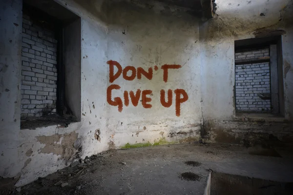 Text dont give up on the dirty old wall in an abandoned ruined house — Stock Photo, Image