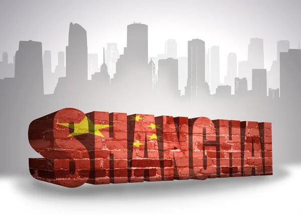 Texto Xangai com bandeira nacional da China perto de silhueta abstrata da cidade — Fotografia de Stock