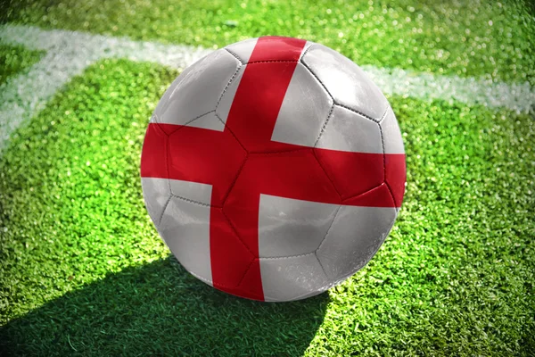 Piłki nożnej z Flaga narodowa Anglia znajduje się na zielonym polu w pobliżu białej linii — Zdjęcie stockowe