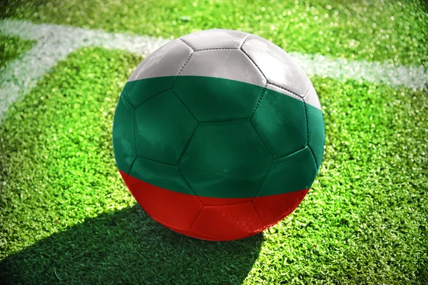Piłki nożnej z Flaga narodowa Bułgarii znajduje się na zielonym polu w pobliżu białej linii — Zdjęcie stockowe