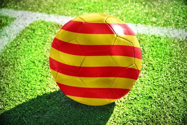 Ballon de football avec le drapeau national de la catalonie sur le terrain — Photo