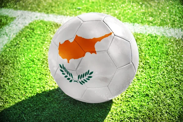 Bola de futebol com a bandeira nacional de cyprus no campo — Fotografia de Stock