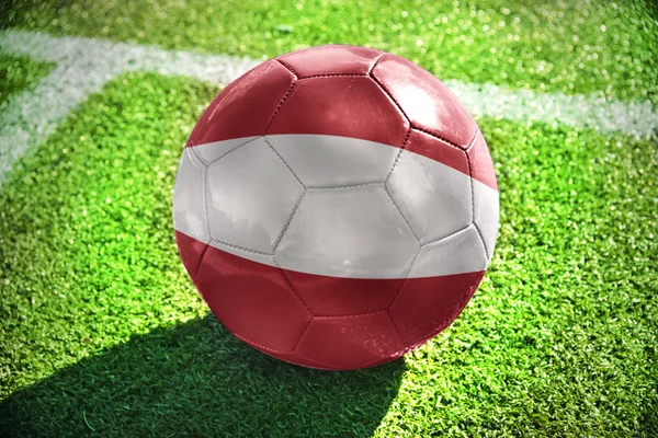 Футбольний м'яч з національним прапором Латвії на полі — стокове фото